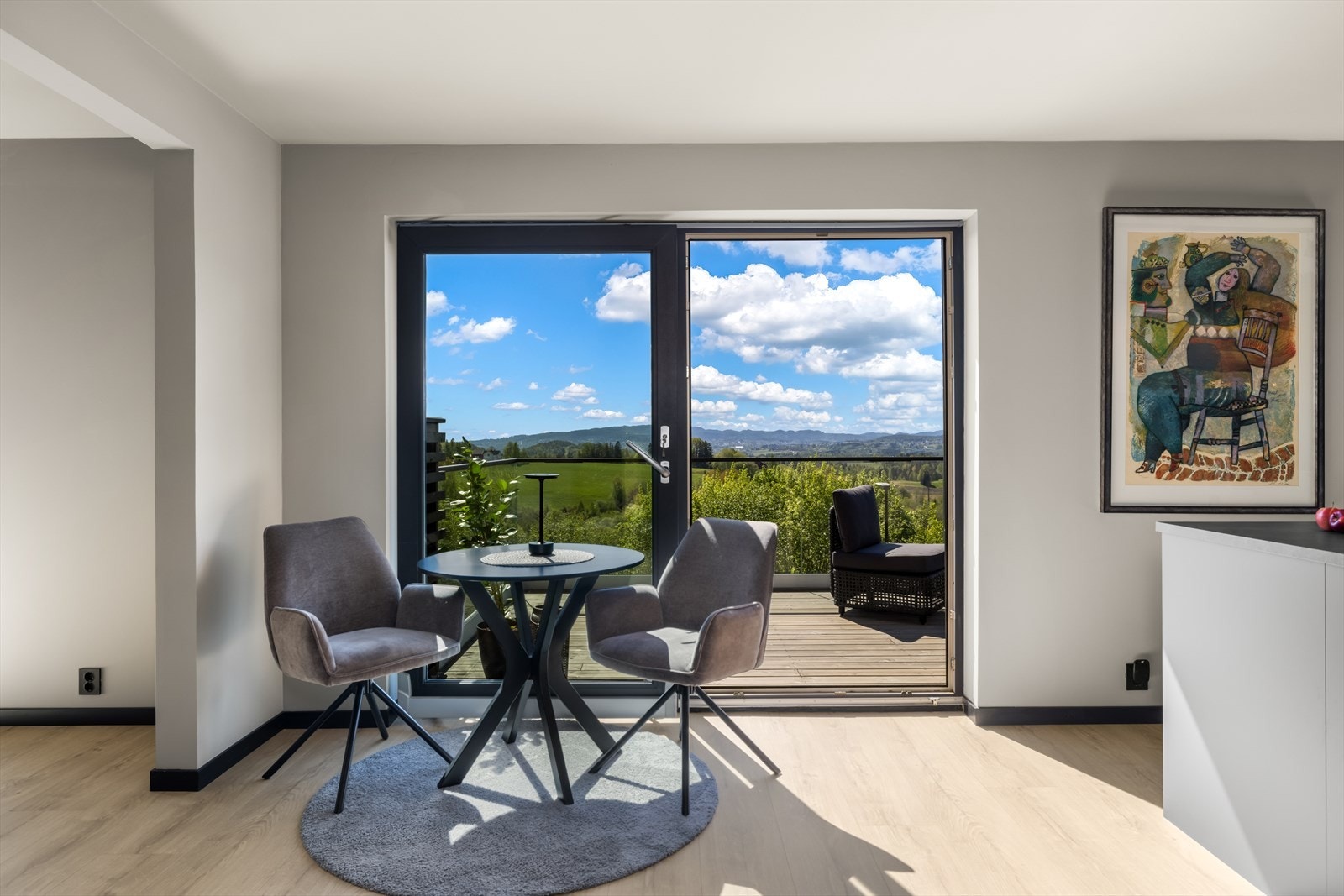 Rikelig med lysinnslipp og en fin åpenhet mot omgivelsene. Galleribilde