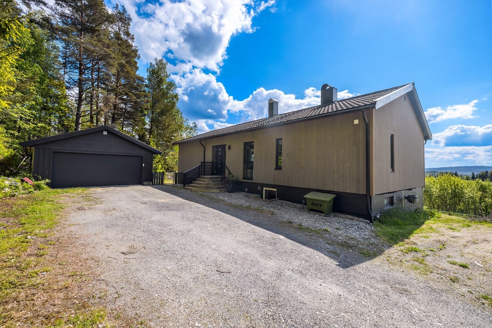 Gruset adkomst og gårdsplass med gode parkeringsmuligheter. I tillegg disponerer eiendommen en dobbelgarasje på ca. 46 m². Galleribilde