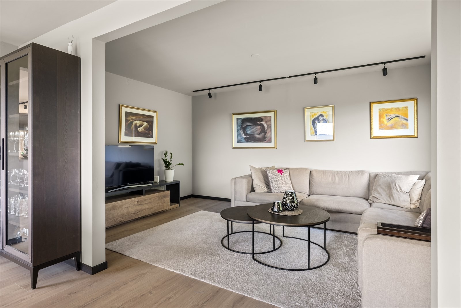 Overflatene er holdt i lyse og nøytrale toner med sorte detaljer som bryter opp linjene og skaper en naturlig kontrast. Galleribilde