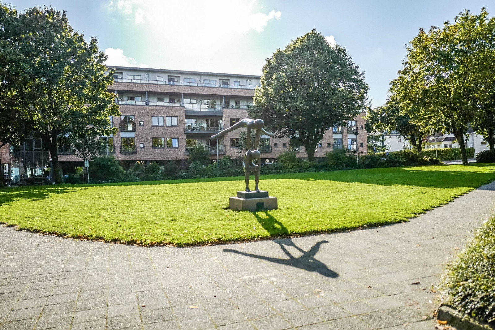 Like ved eiendommen er Øglændsparken med flotte grøntarealer og lekeplass for de aller minste Galleribilde