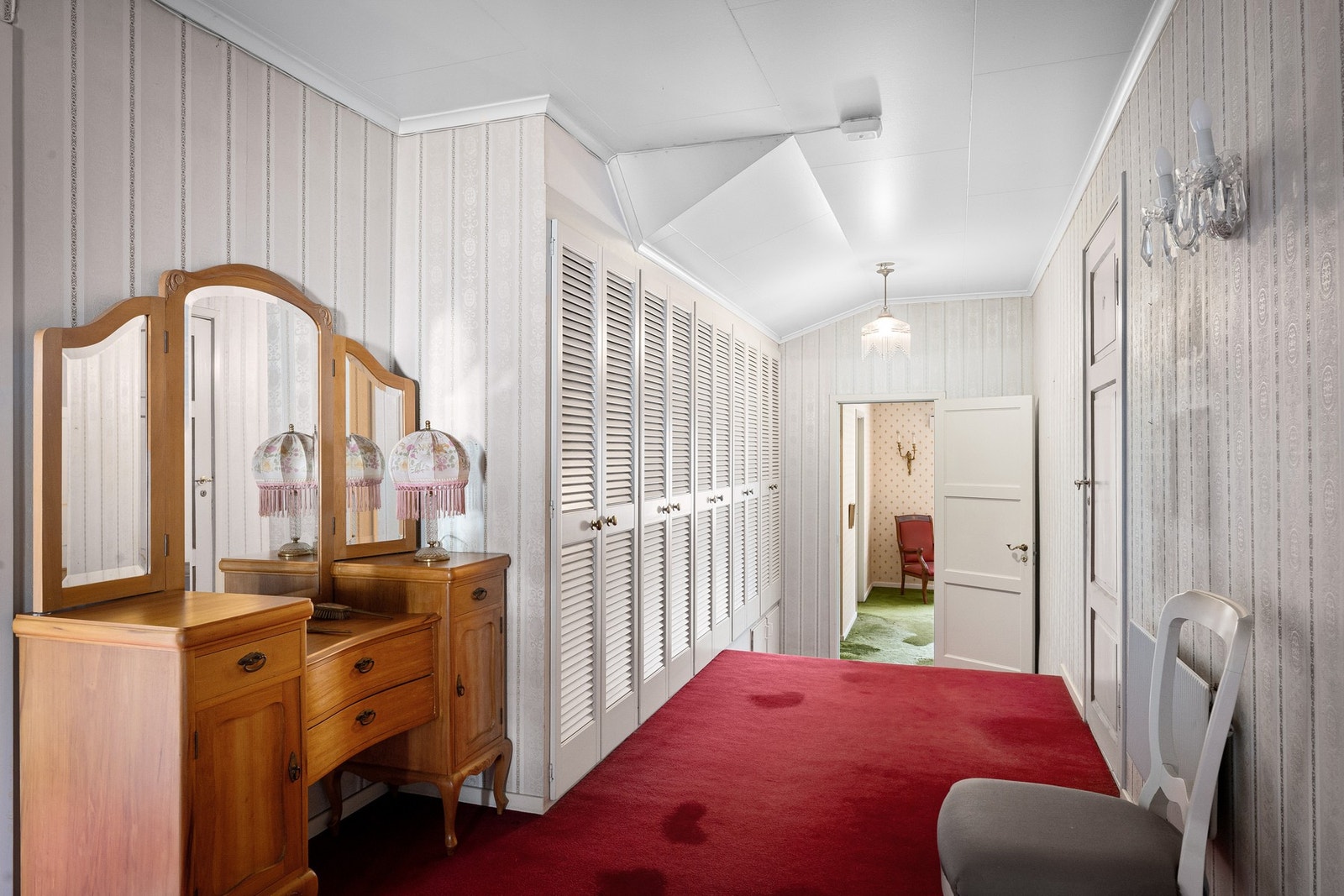 Lys og elegant gang med rikelig med garderober Galleribilde
