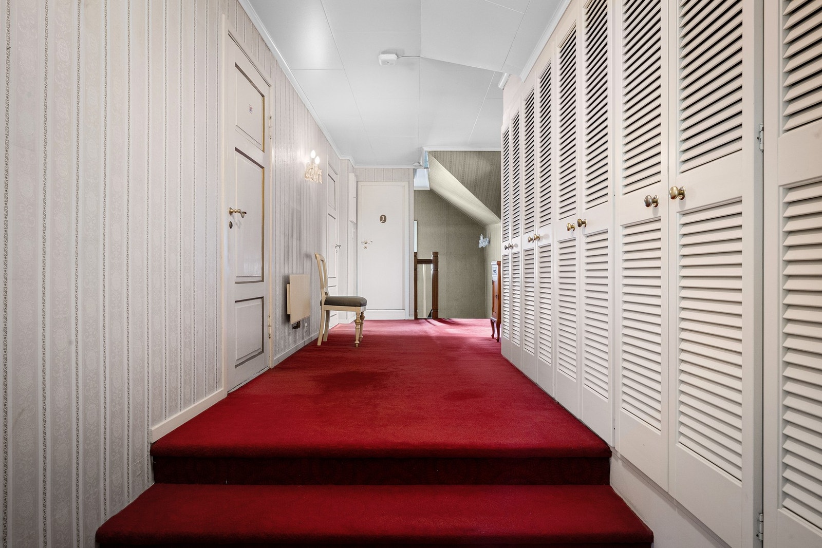 I gangen er det rikelig med oppbevaringsmuligheter Galleribilde
