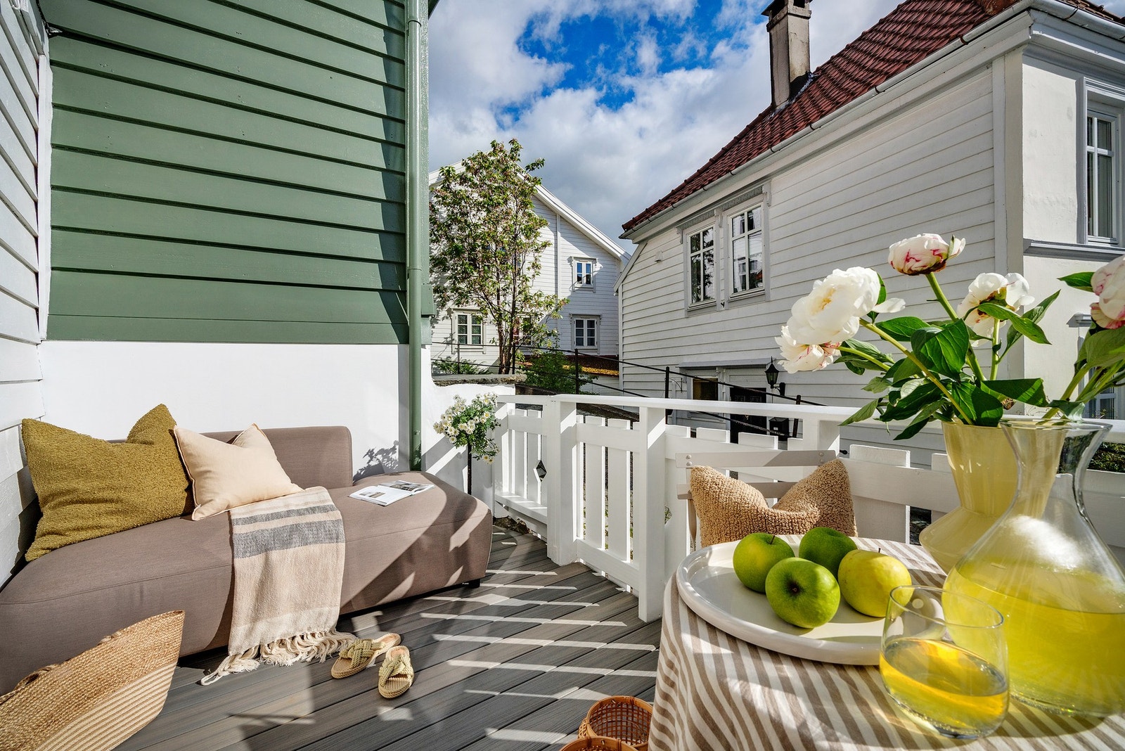 Terrassen ble oppført en gang mellom 1985 og 2005, men den er ikke søkt om - Den ligger på et område som eiendommen har disponert og vedlikeholdt, men utenfor eiendommens tomtegrense Galleribilde