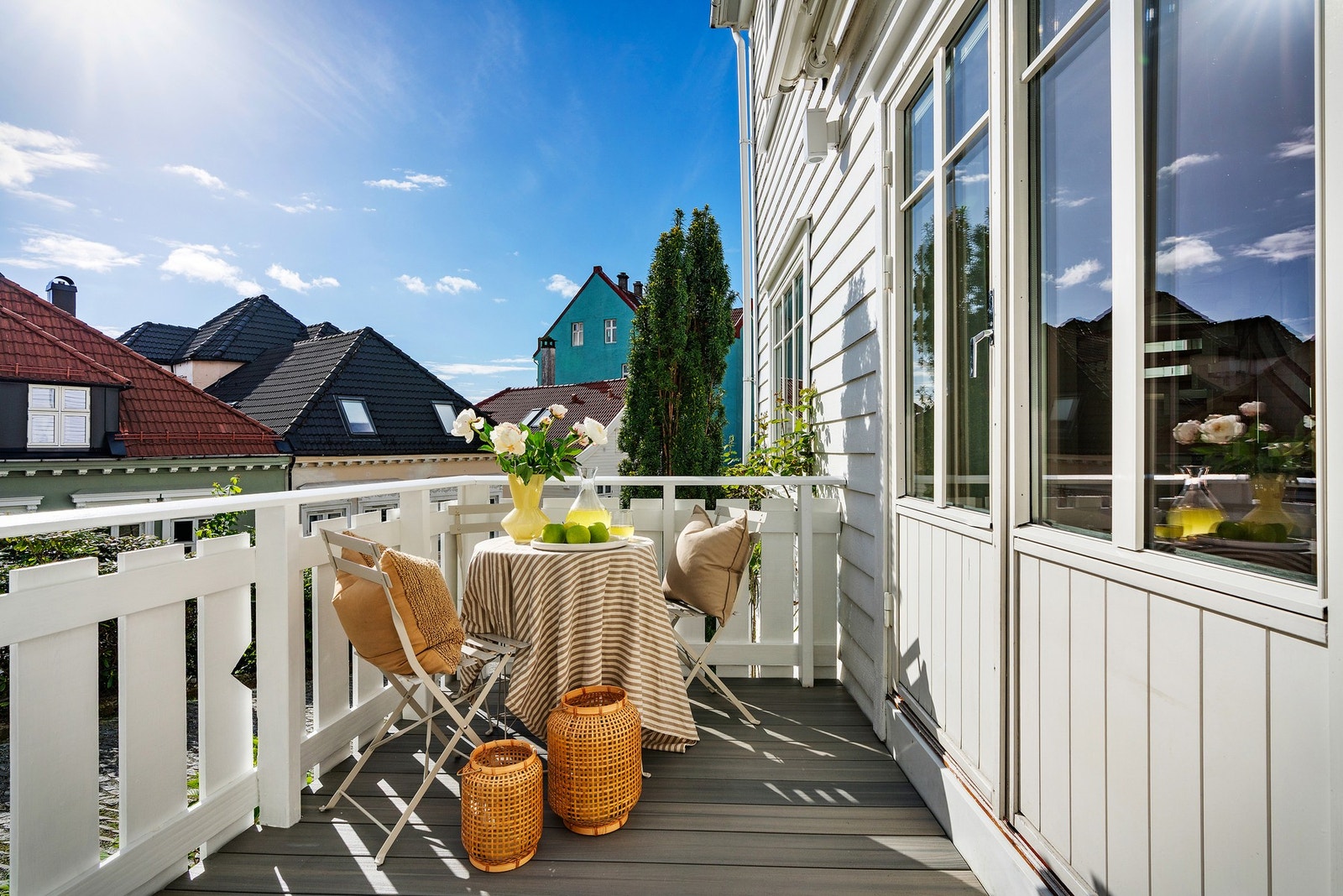 Boligen har 6 kvm sørvestvendt terrasse med sol fra rundt kl. 11 til rundt kl. 20.45 midtsommers - Det er sjelden vare i sentrum! Galleribilde