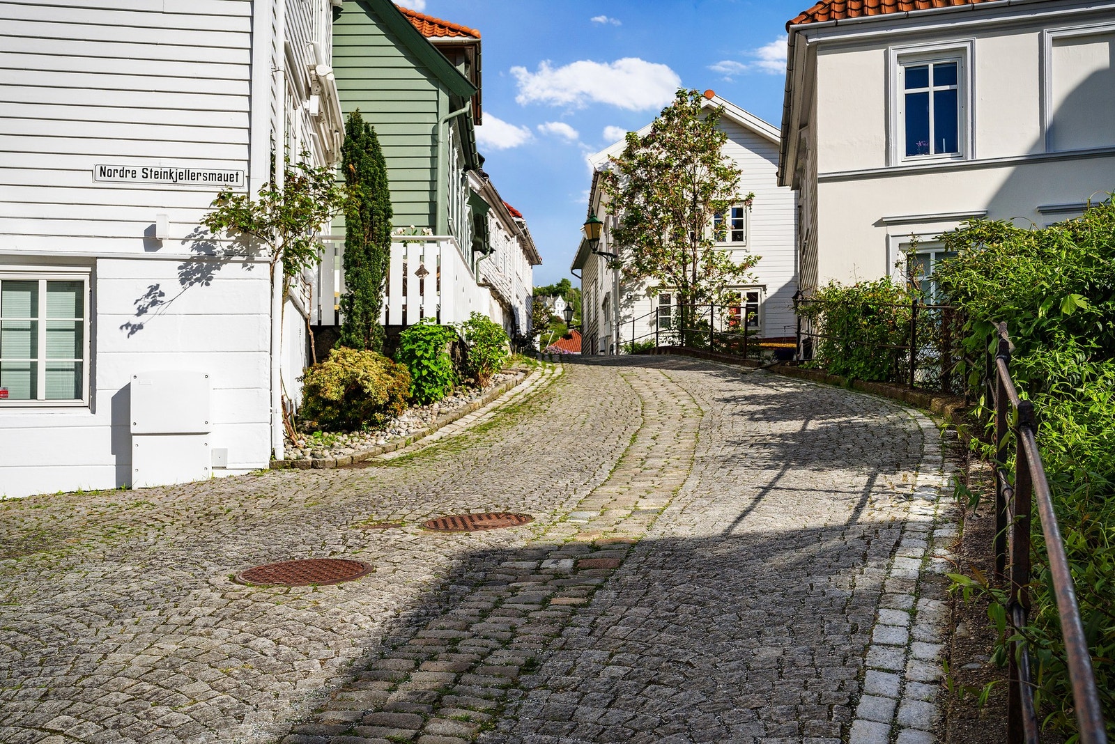Boligen har disponert og vedlikeholdt området med elvesteinsbed, men arealet eies av kommunen Galleribilde