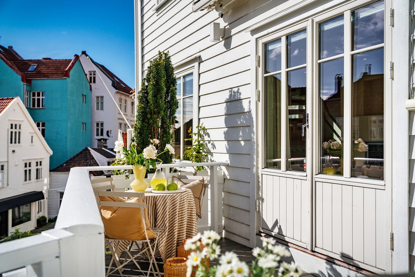 Over terrassen er det elektrisk markise som kan tas ut slik at du får skygge på de varmeste dagene, eller skjerming for regn - Denne har også terrassevarmer som kan kobles på Galleribilde