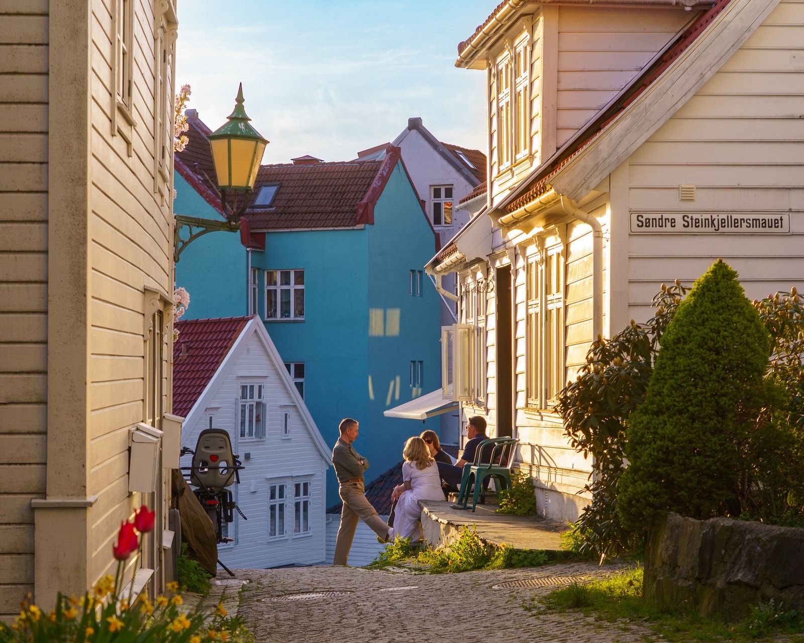 Boligen ligger i en av de koseligste gatene i Bergen - Her er du omkranset av praktfulle Bergenshus og brosteinsbelagte gågater (Foto: Anna Takle) Galleribilde