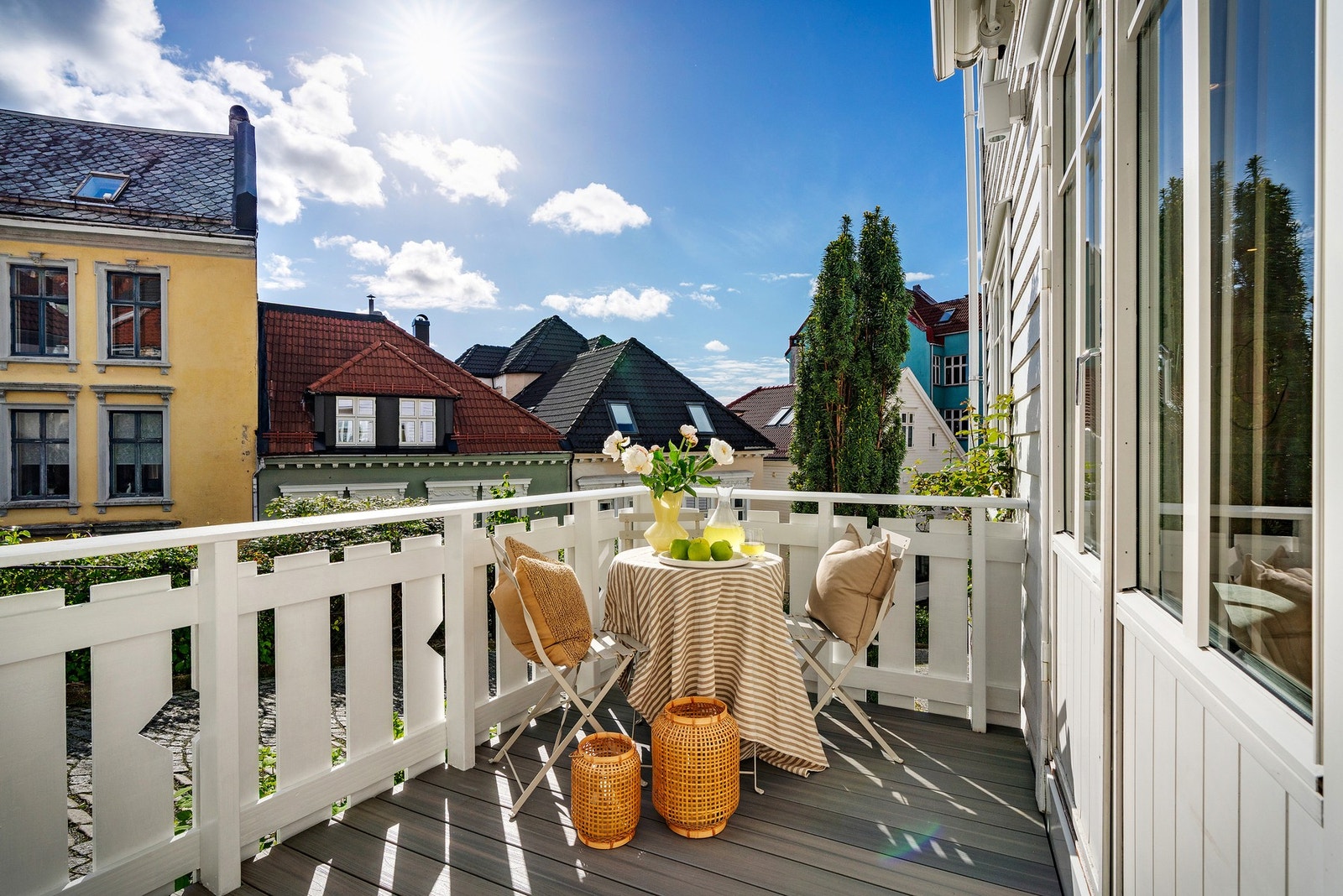 Her nytes det meget fredelige omgivelsene i kombinasjon med gode solforhold - Terrassebordene ble byttet i 2019 til vedlikeholdsfrie terrassebord i kompositt Galleribilde