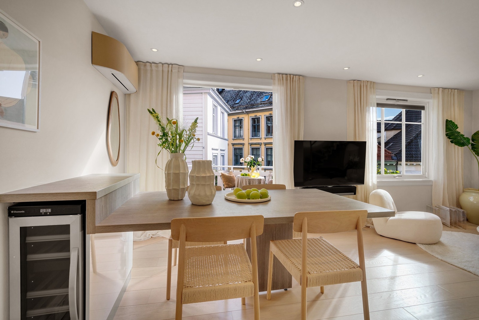 Det er god plass til middagsselskap på spisebordet som følger med i handelen Galleribilde
