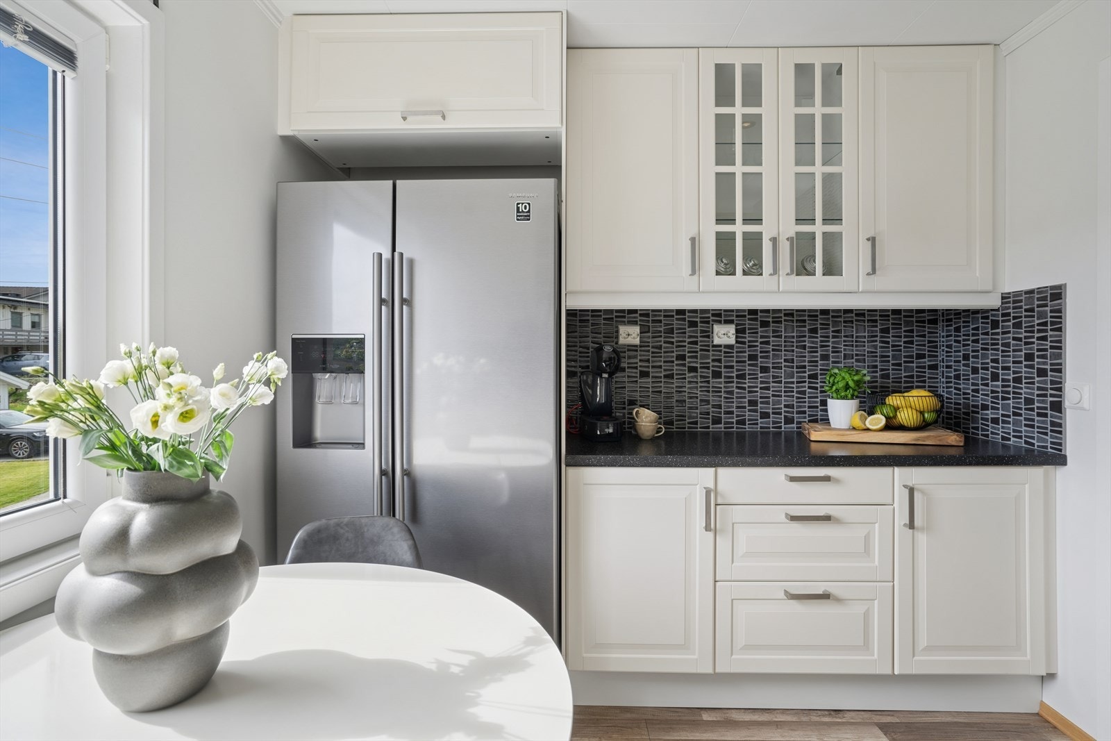 IKEA kjøkkeninnredning med profilerte fronter og laminat benkeplate med nedfelt vaskekum. Galleribilde
