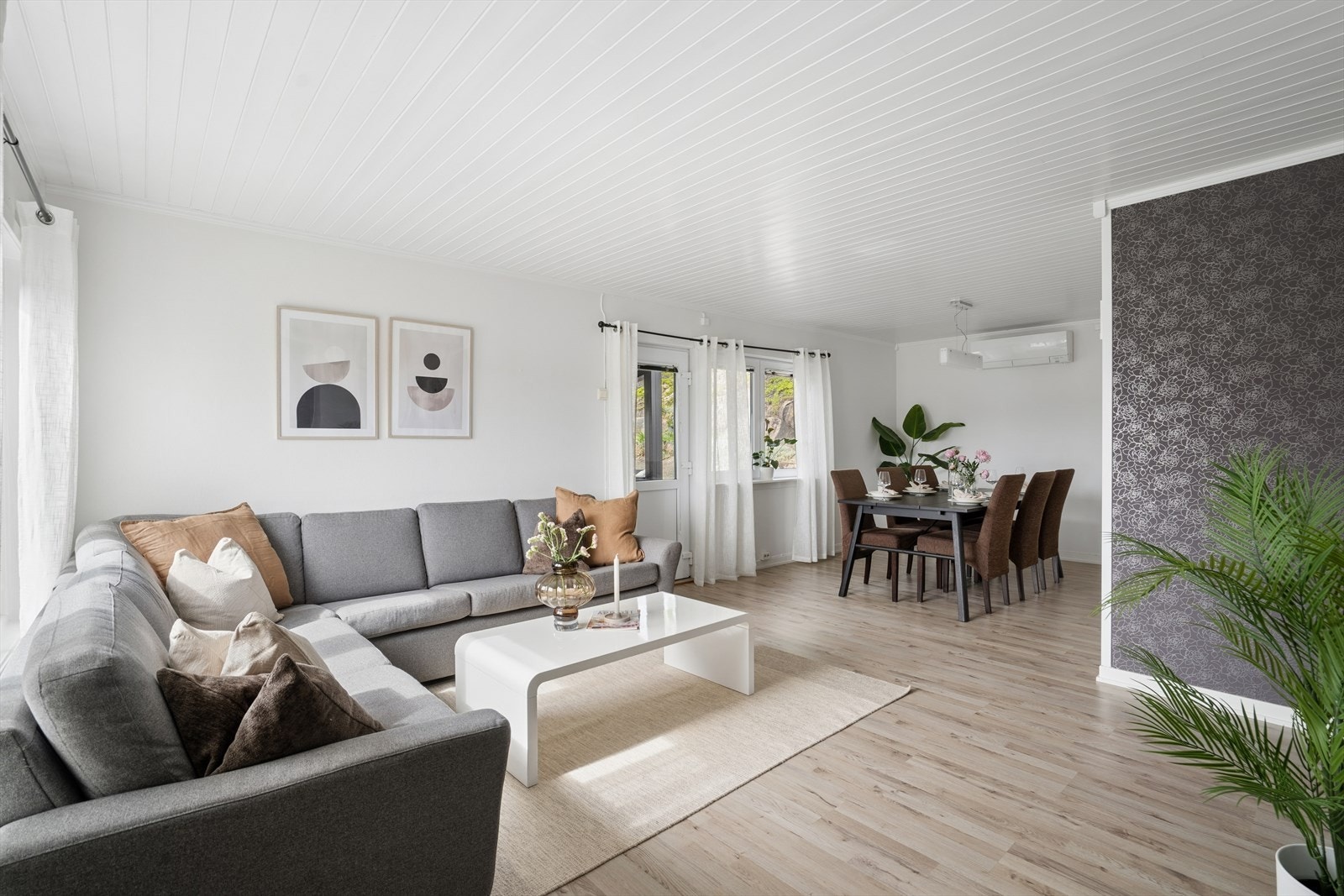 Stuen er lys og trivelig med plass til flere møbleringsmuligheter for å skape den stuen du selv ønsker. Galleribilde