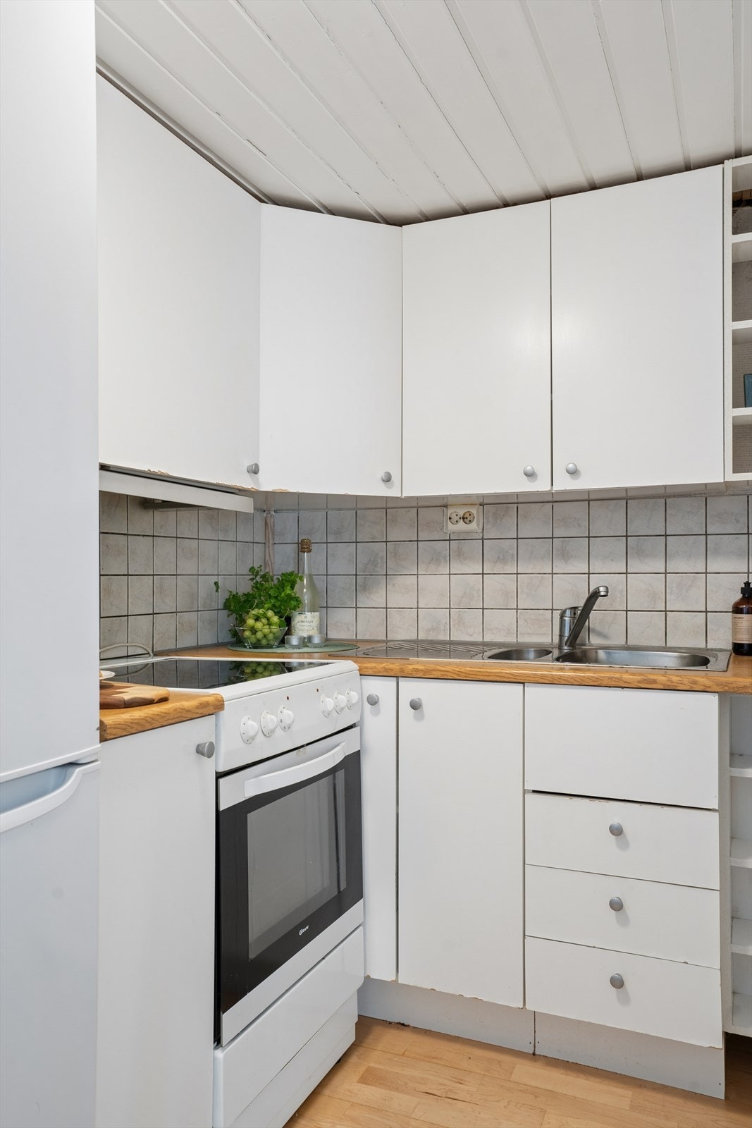 Kjøkkeninnredning med glatte fronter og laminatbenkeplate Galleribilde