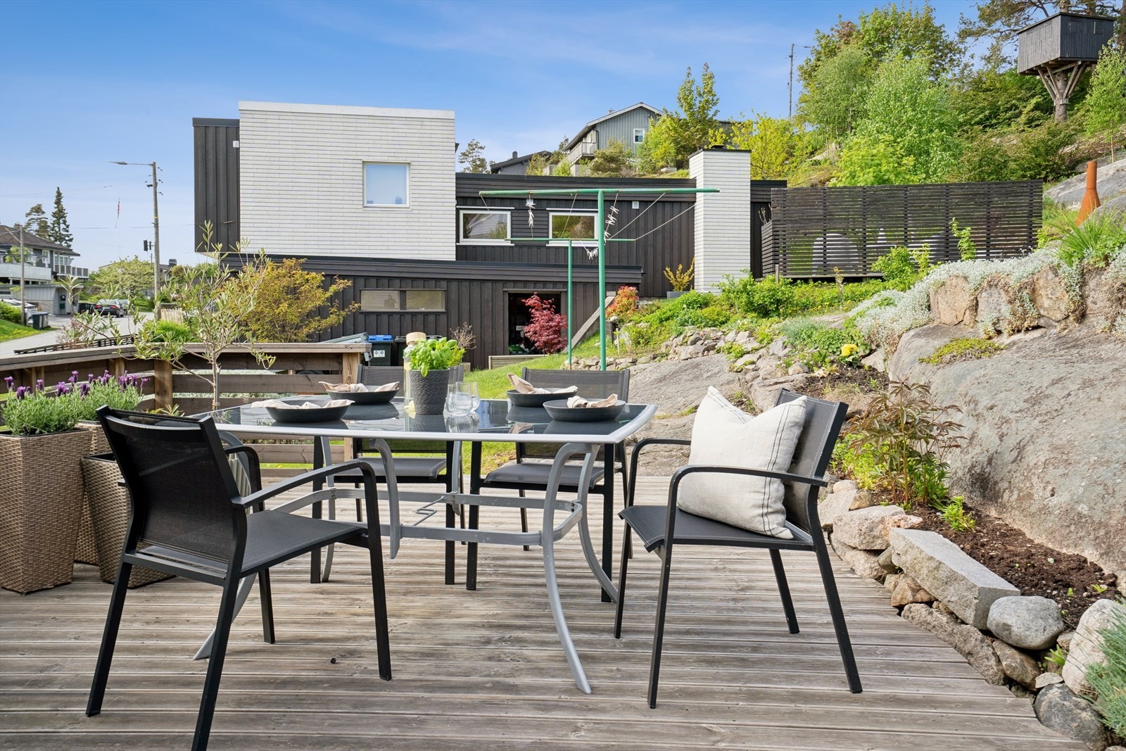 Terrassene fungerer som en forlengelse av stuen på varme sommerdager. Galleribilde