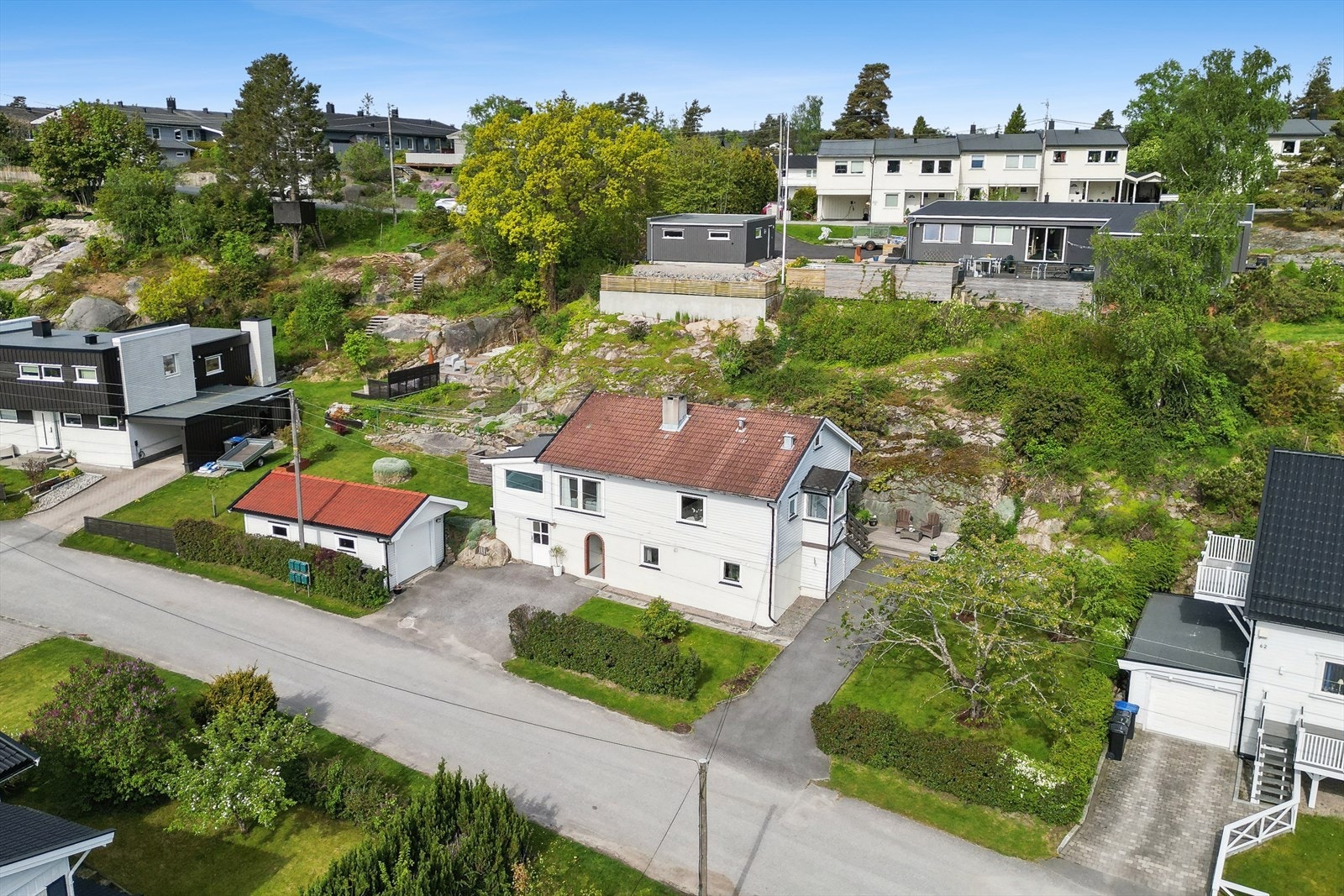 For familier er hverdagslogistikken enkel. Lyngmo barnehage ligger bare et par minutter unna til fots, og det er gang- og sykkelavstand til både Trosvik barneskole og Kvernhuset ungdomsskole. Nærmiljøet byr på trygge skoleveier og flere lekeplasser. Galleribilde