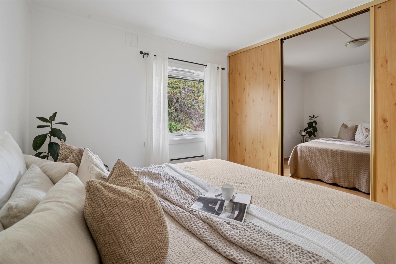 Hovedsoverommet har en stor skyvedørsgarderobe med god plass til oppbevaring. Galleribilde