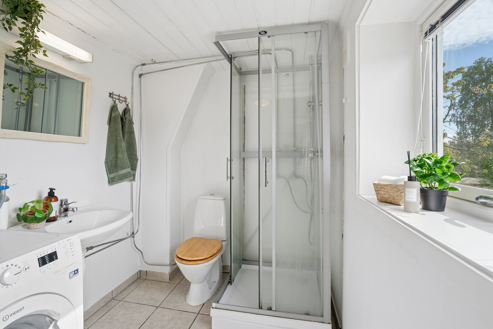 Badet i utleiedelen har dusjkabinett, klosett, servant og opplegg for vaskemaskin. Galleribilde
