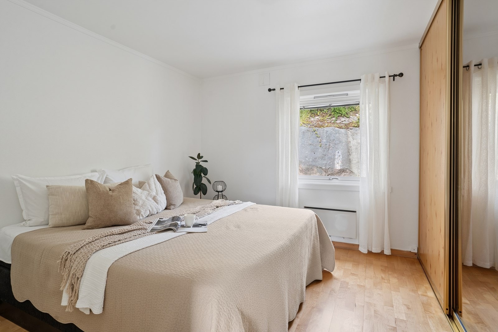 Hovedetasjen har to soverom. Dette rommet har parkett på gulvet og er husets lune rom på sommeren med god sovetemperatur. Galleribilde