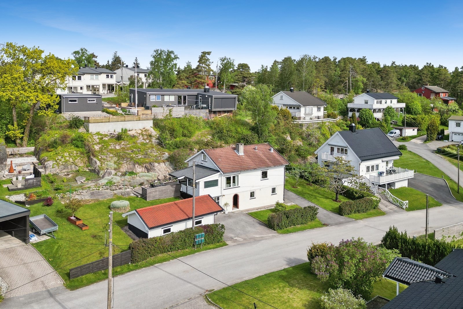 Dette er et nabolag preget av eneboliger og grønne hager, med kort vei til både byens fasiliteter og fine turområder. Galleribilde
