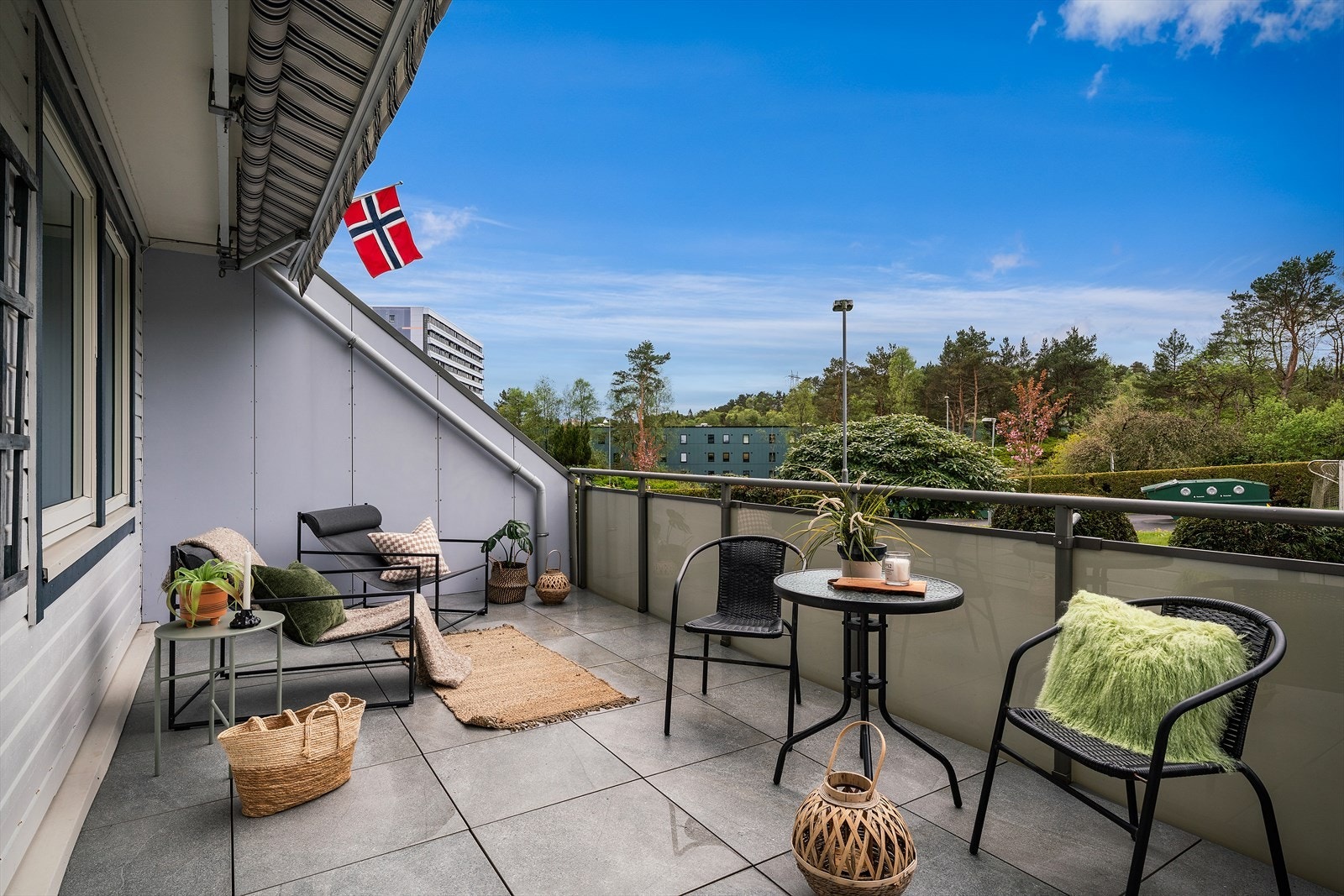 - Terrasse på hele 21m² med god plass til ønsket utemøblement i ulike soner - Galleribilde