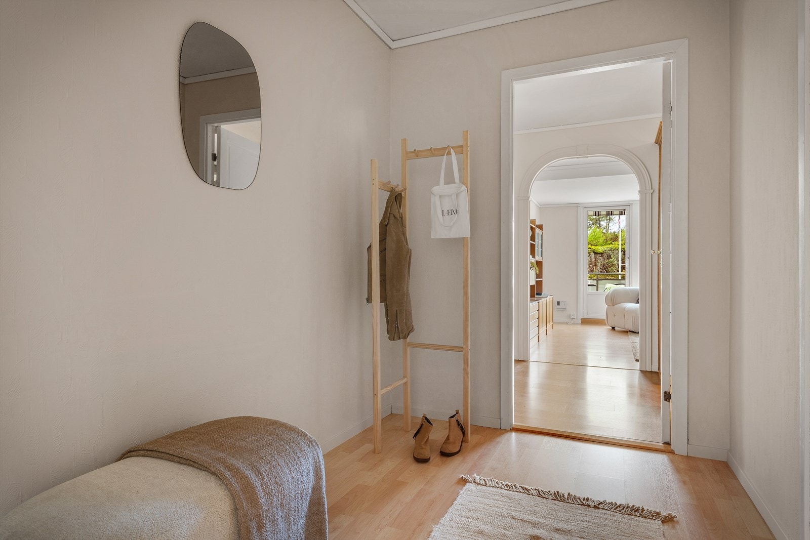 - Entréen måler 4,9m² og har god plass til ønsket oppbevaringsløsning - Galleribilde