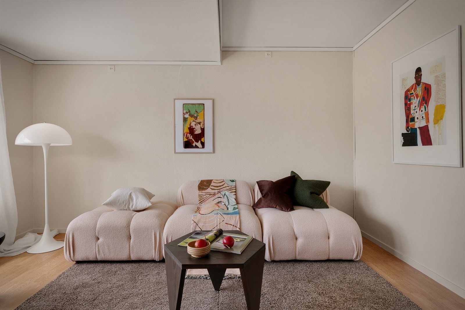- Leiligheten inneholder entré, kjøkken/hall, stue, soverom, bad/vaskerom og bod - Galleribilde