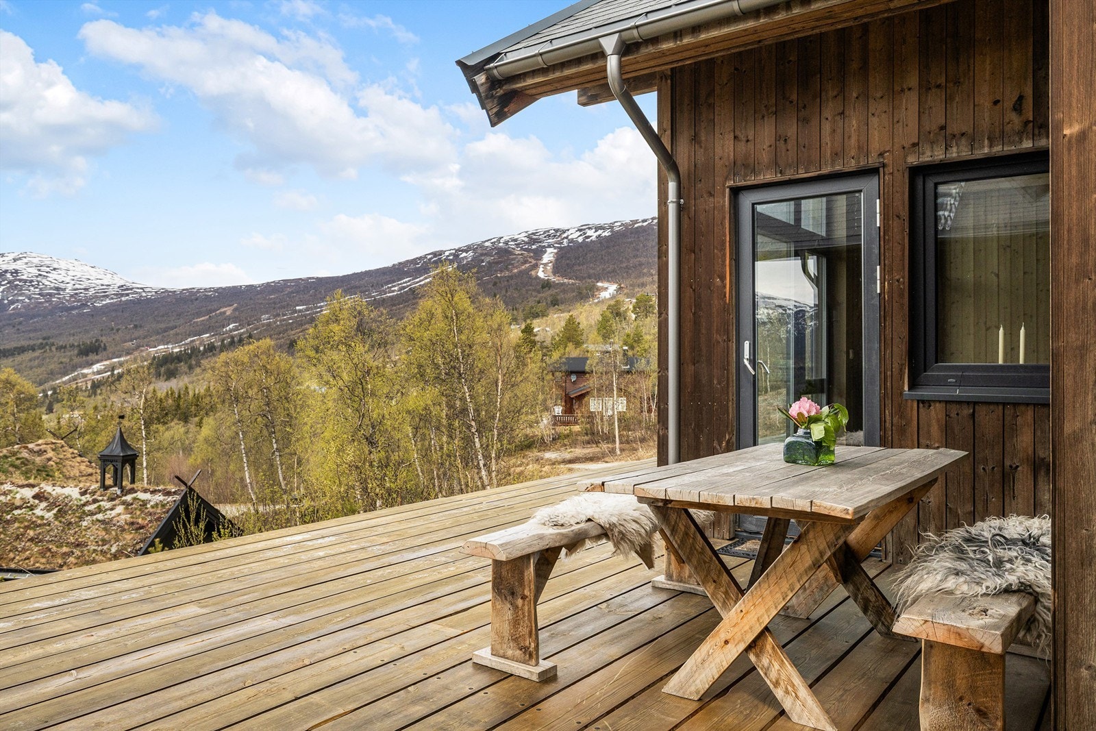 Utgang fra stue til romslig terrasse med gode solforhold Galleribilde