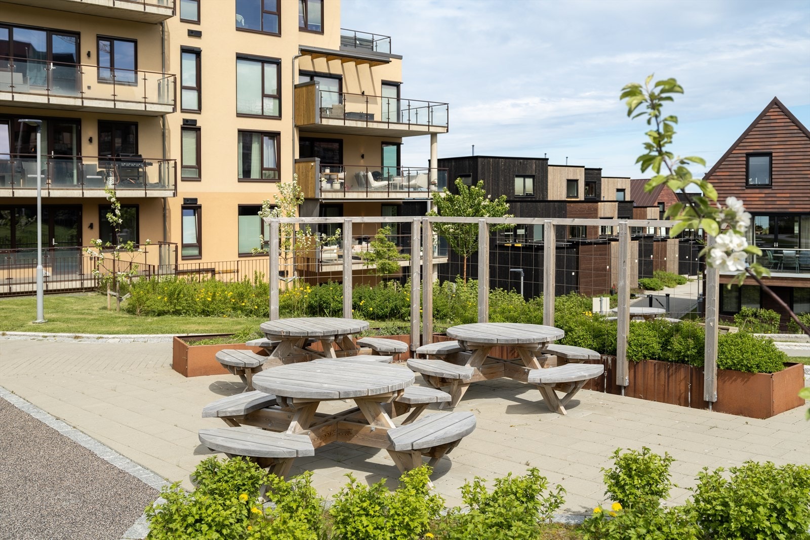 Det er felles parkområde mellom leilighetene. Her er det etablert flere sitteplasser og uteområder med pizzaovn og grill som fritt kan benyttes av beboerne. Galleribilde