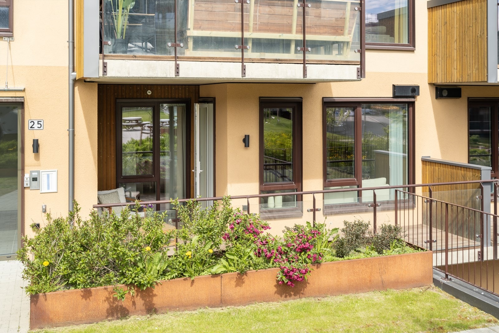 Fra stua er det adkomst til solrik balkong på 13m², som fungerer som en naturlig forlengelse av stua på sommer halvåret. Galleribilde