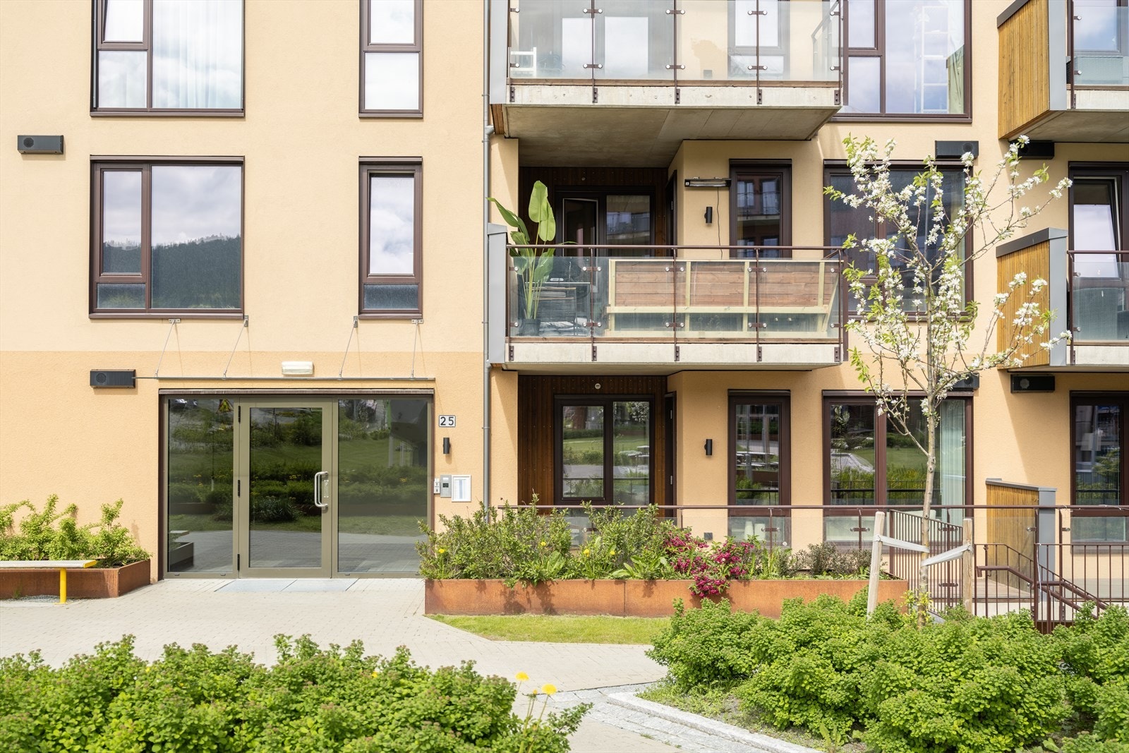 Leiligheten ligger fint til på Overvik, et fantastisk boområde som stadig er i utvikling. Området har en fantastisk beliggenhet med enkel tilgang til turområder, både i skog og ved sjø. Både skole, barnehage og flere butikker er innen gangavstand. Galleribilde