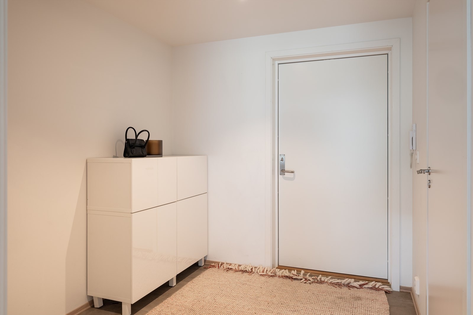 Leiligheten har en svært romslig entré på 6,5m². Her er det god plass til å sette inn ønsket garderobeløsning. Galleribilde