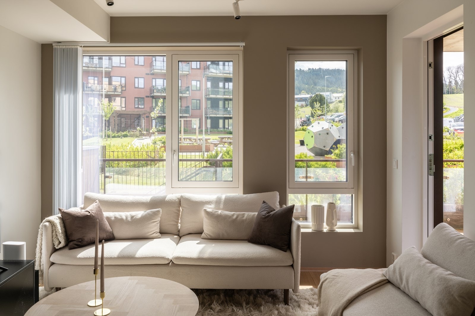 Den åpne stue/kjøkken løsningen er på hele 20,5m² og byr på en lekker 1-stavs parkett. Galleribilde