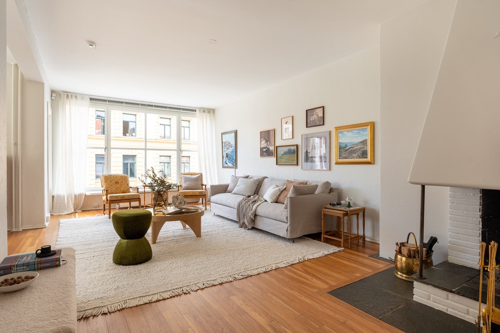Leiligheten har en gjennomgående og åpen romfølelse, med malte, glatte vegger. Galleribilde