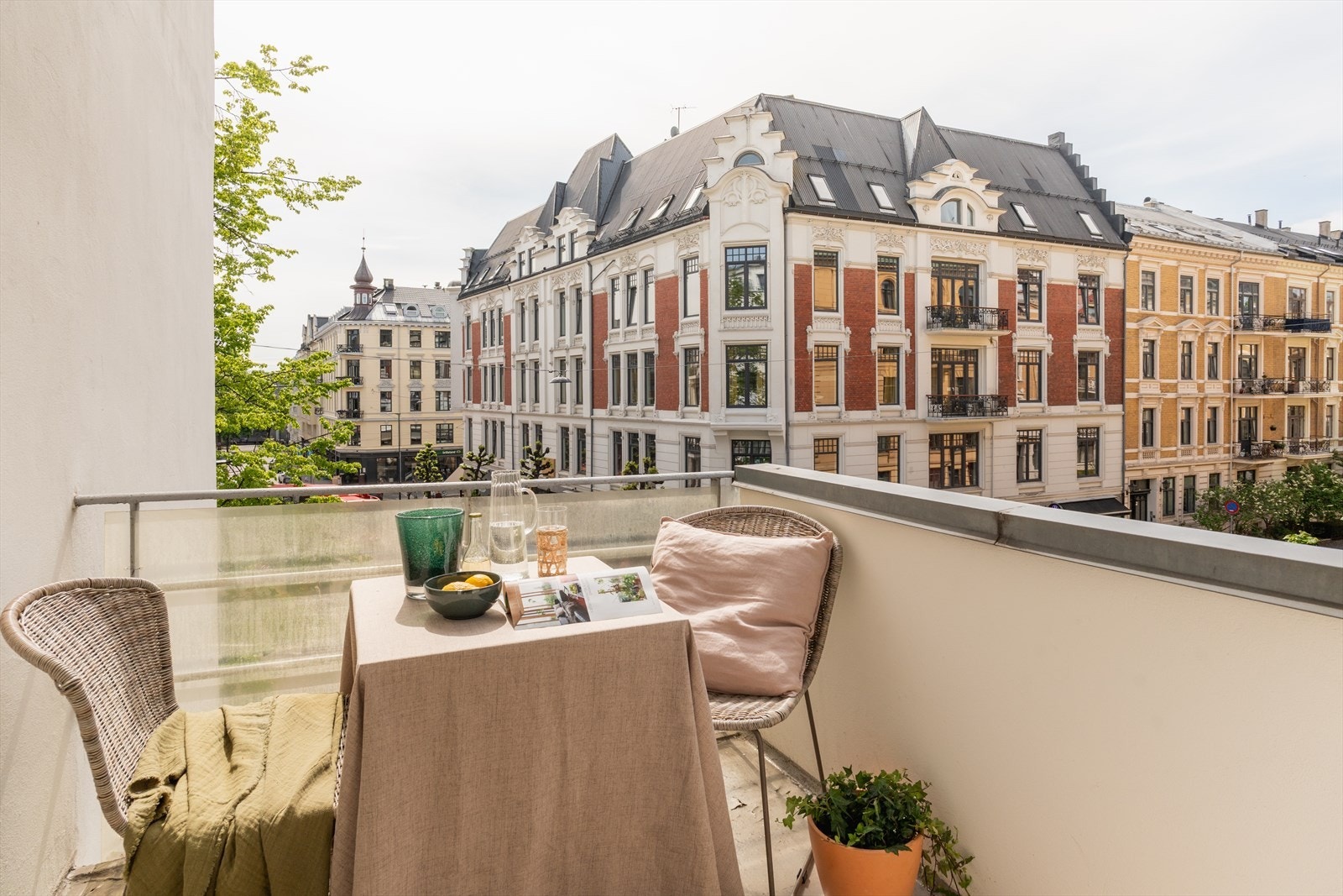 Balkongen har plass til en hyggelig sittegruppe og vender ut mot et klassisk bygningsmiljø. Galleribilde