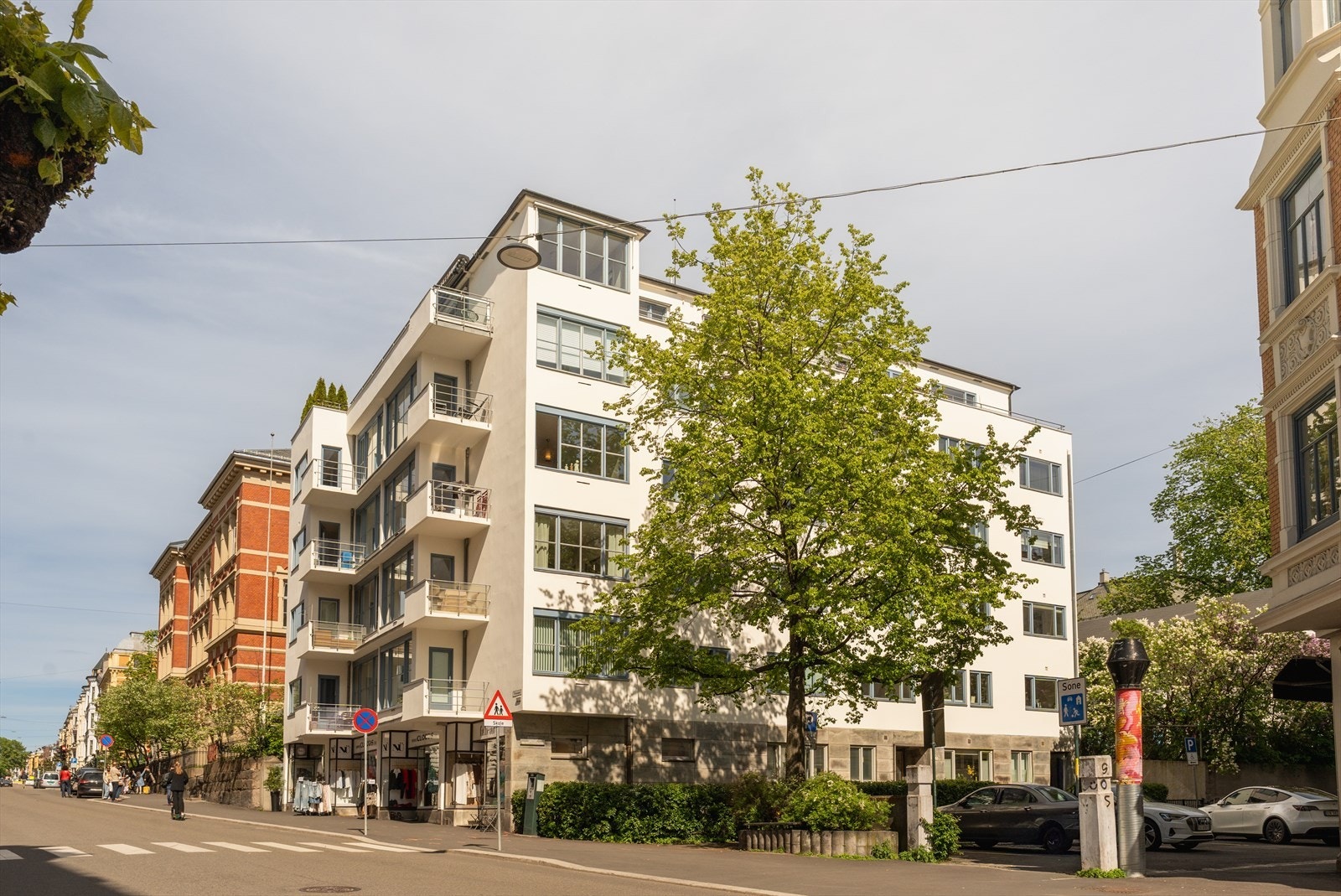 I umiddelbar nærhet finner man et rikt utvalg av anerkjente restauranter, kafeer og spesialforretninger. Galleribilde