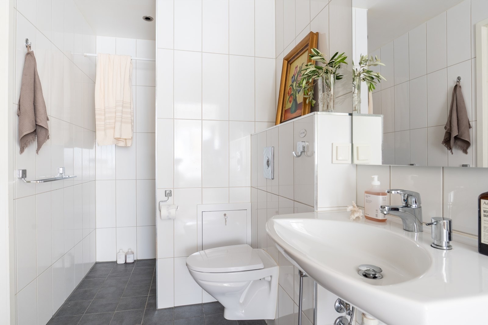 Badet er utstyrt med vegghengt toalett og servant. Rør-i-rørsystem ble installert i 2012. Galleribilde