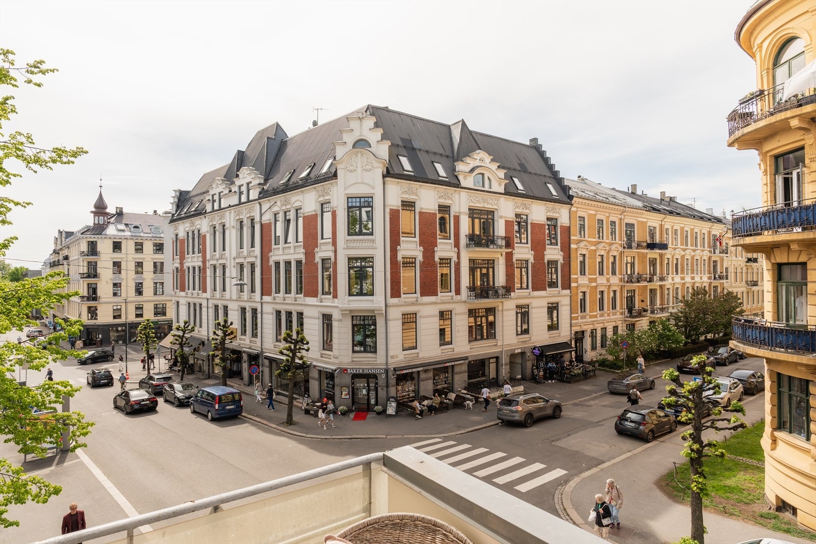 Herfra ser man nedover Skovveien og mot det karakteristiske krysset ved Riddervolds plass. Galleribilde