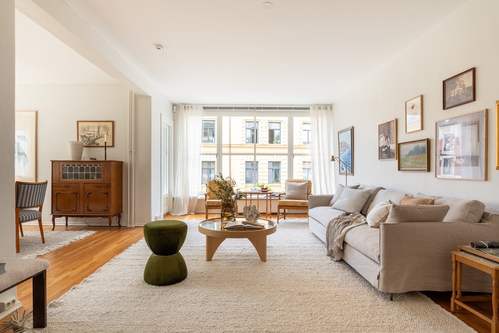 Stuen har original heltre eikeparkett og god plass til en romslig sofagruppe. Galleribilde