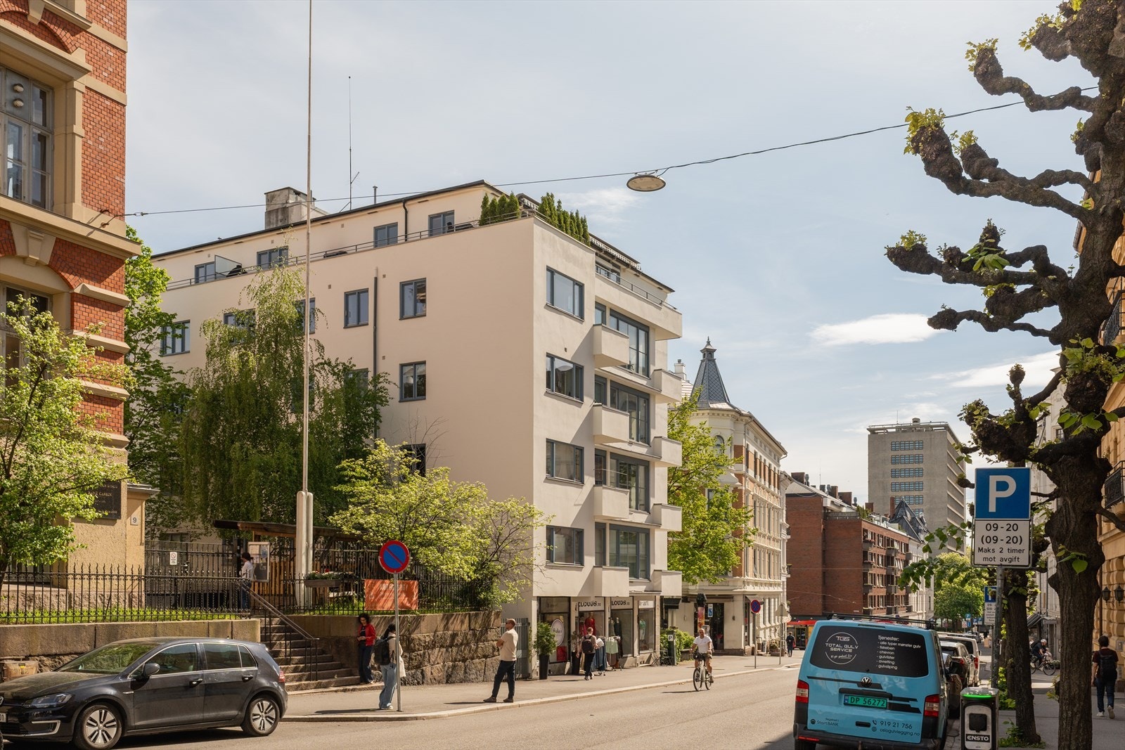 Kollektivtransport med trikk og buss er kun ett minutts gange unna, fra Riddervolds plass. Galleribilde