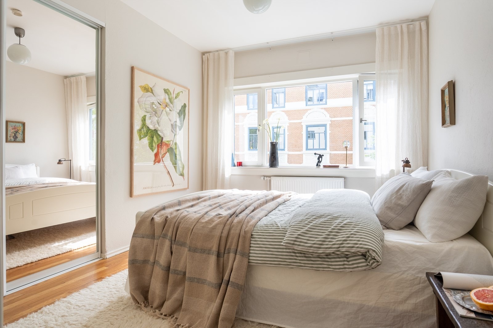 Hovedsoverommet har god plass til dobbeltseng og en stor skyvedørsgarderobe med speilfronter. Galleribilde
