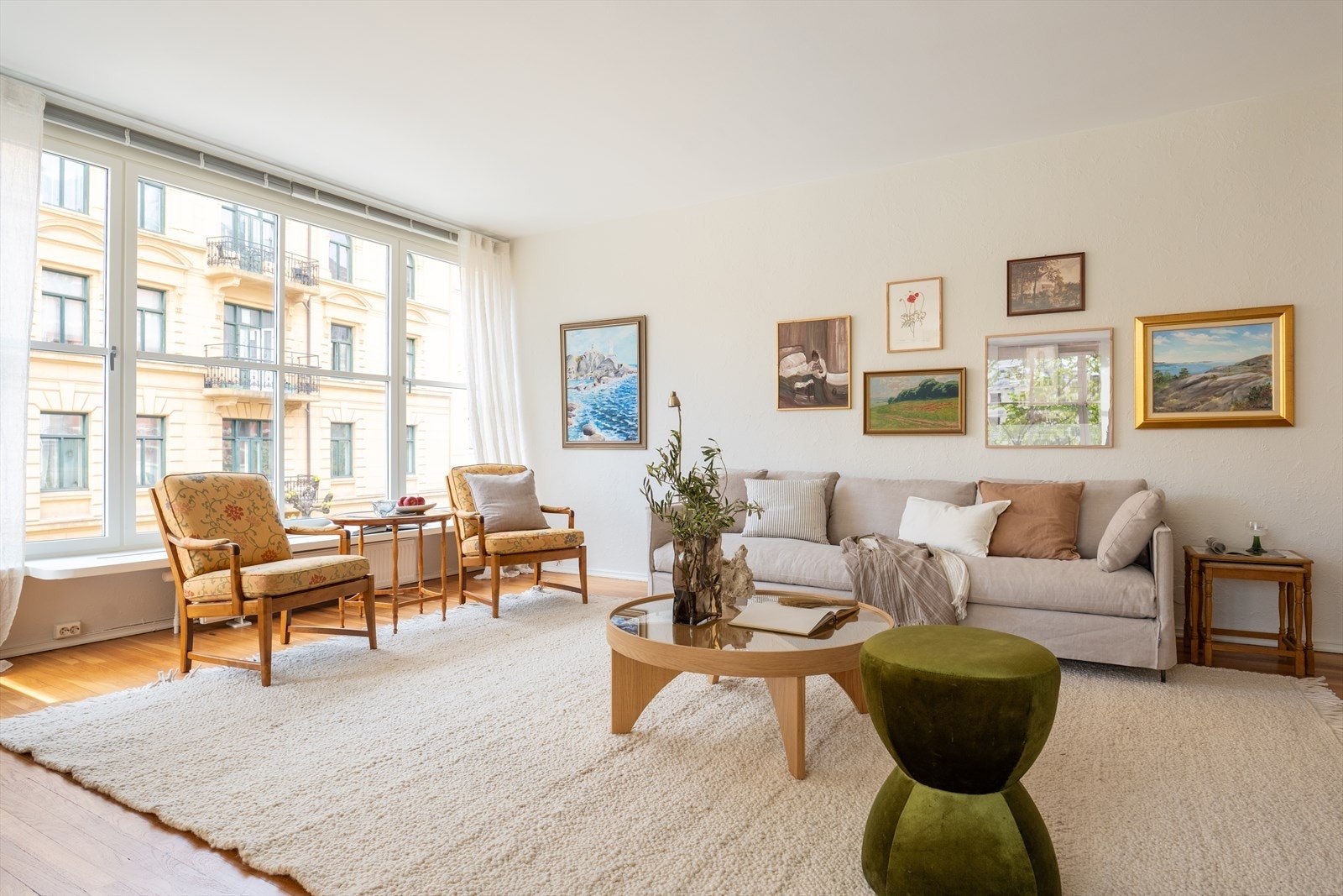 Dette er en lys hjørneleilighet i en stilfull funkisgård fra 1937, tegnet av arkitekt F. S. Platou. Galleribilde