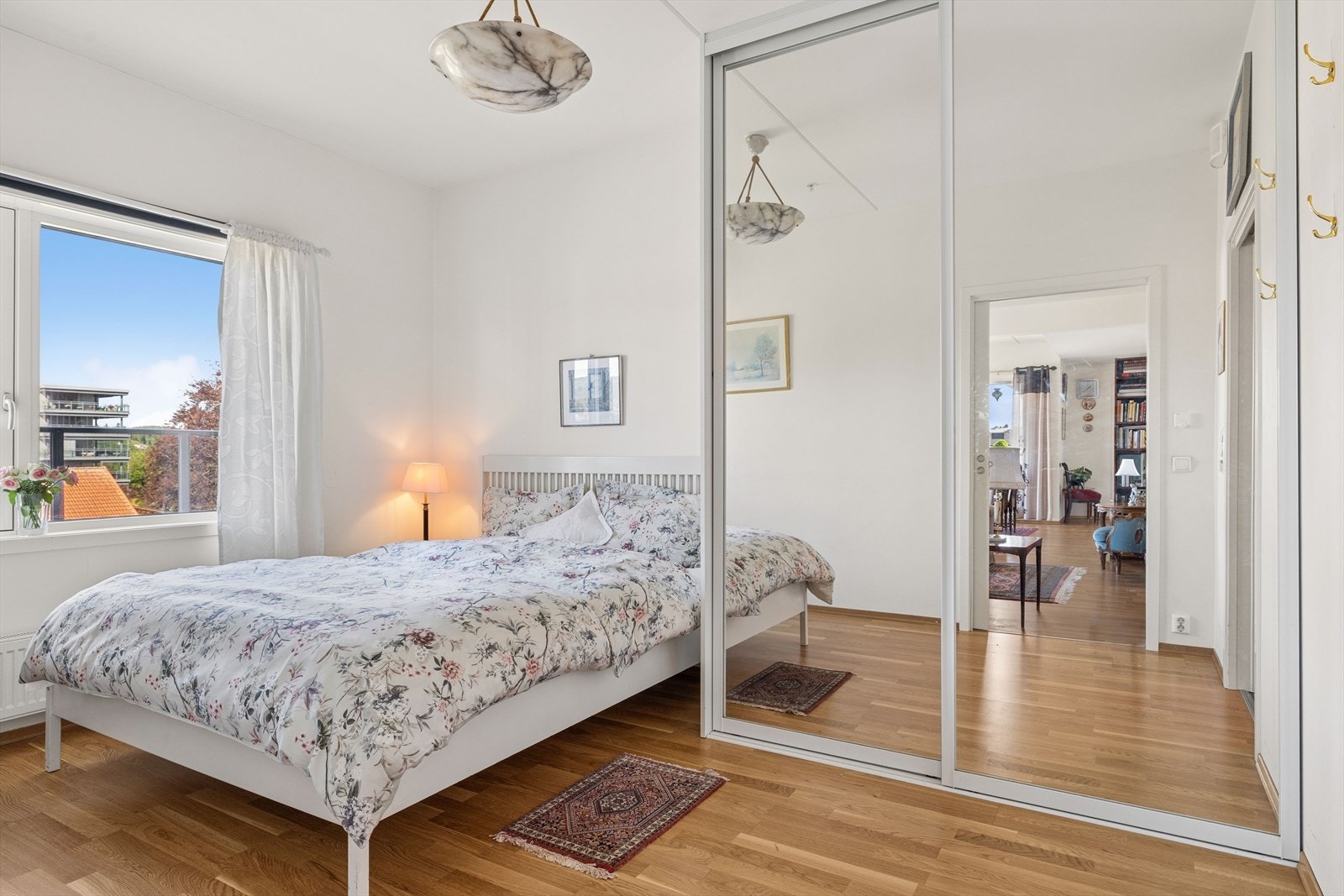 Hovedsoverommet har plass til dobbeltseng og nattbord. Skyvedørsgarderobe i speil. Galleribilde