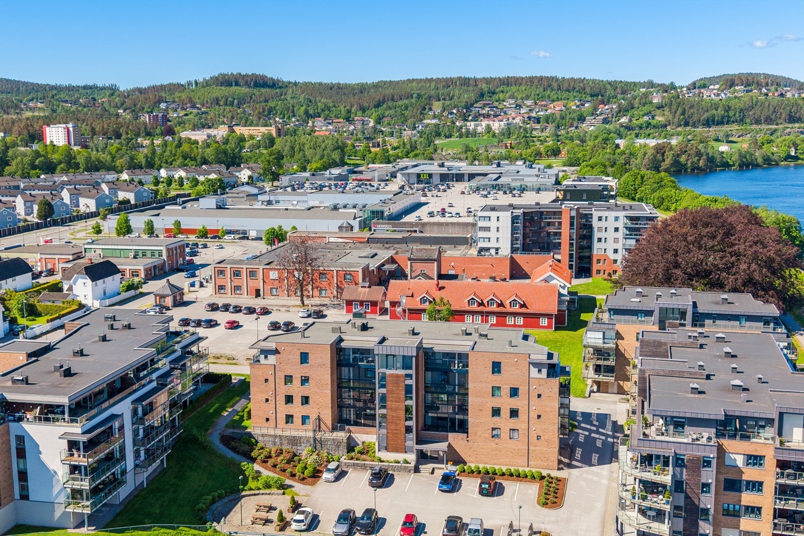 Det er gangavstand til Herkules Senter, som tilbyr et bredt utvalg av butikker og servicetilbud. Galleribilde