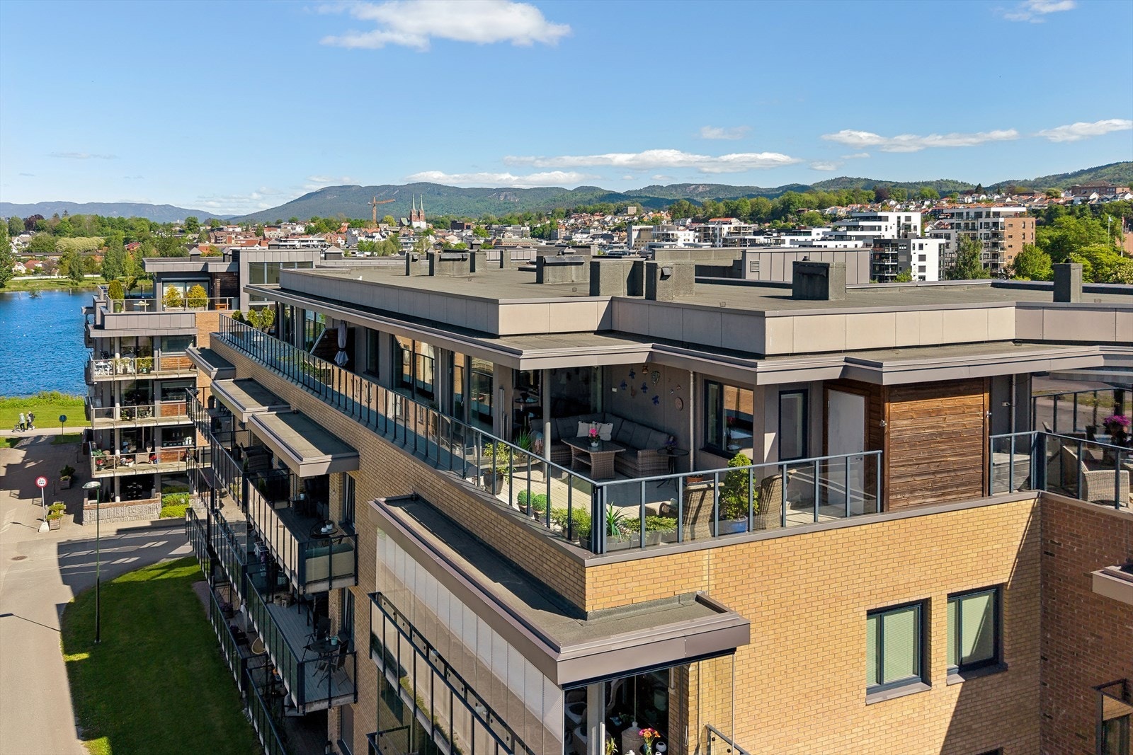 Klosterhagen II borettslag har en idyllisk og tilbaketrukket beliggenhet ved elva. Galleribilde