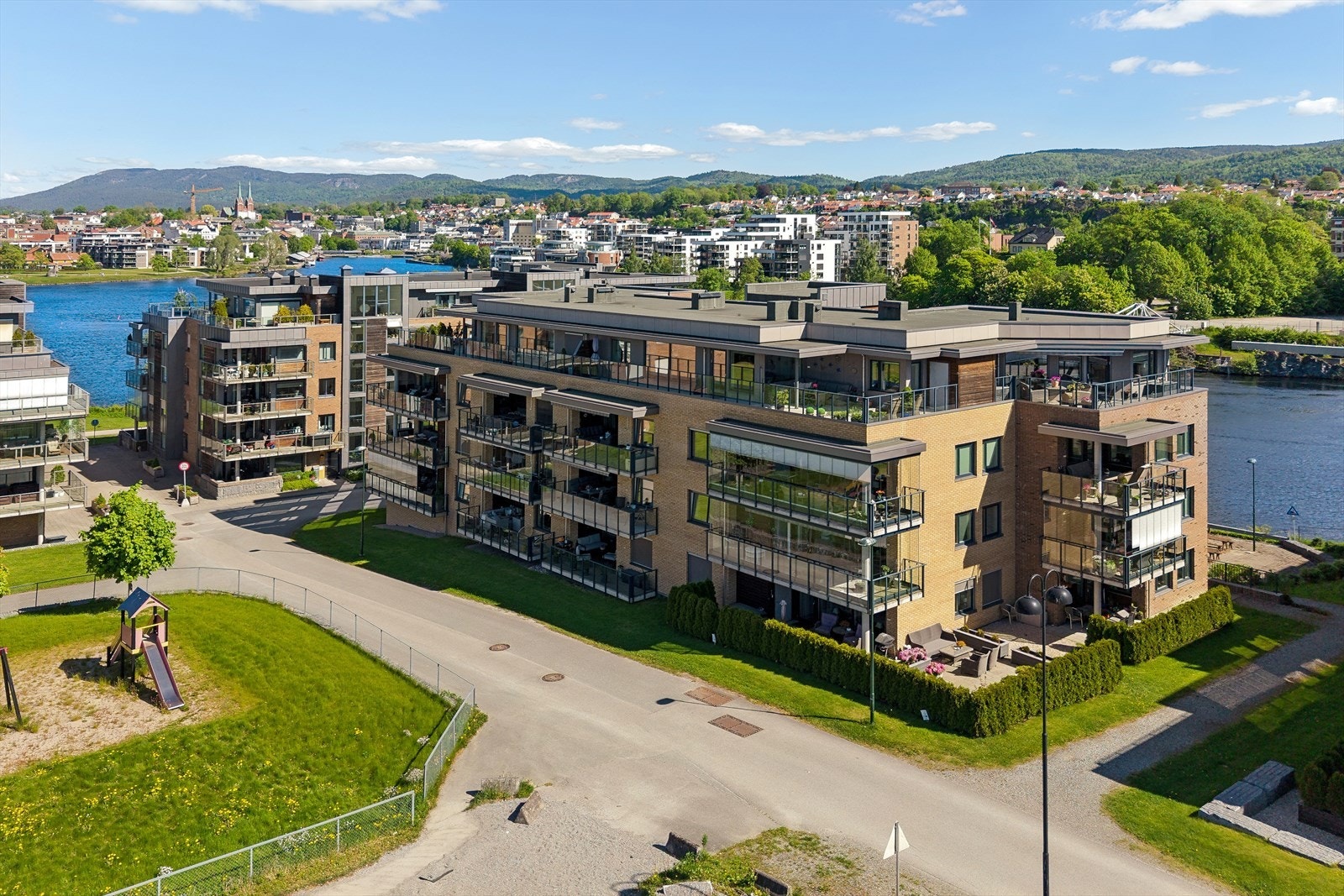 Dette er en eksklusiv topp-/penthouseleilighet fra 2014 med vannbåren varme, heisadkomst og 1 parkeringsplass. Galleribilde