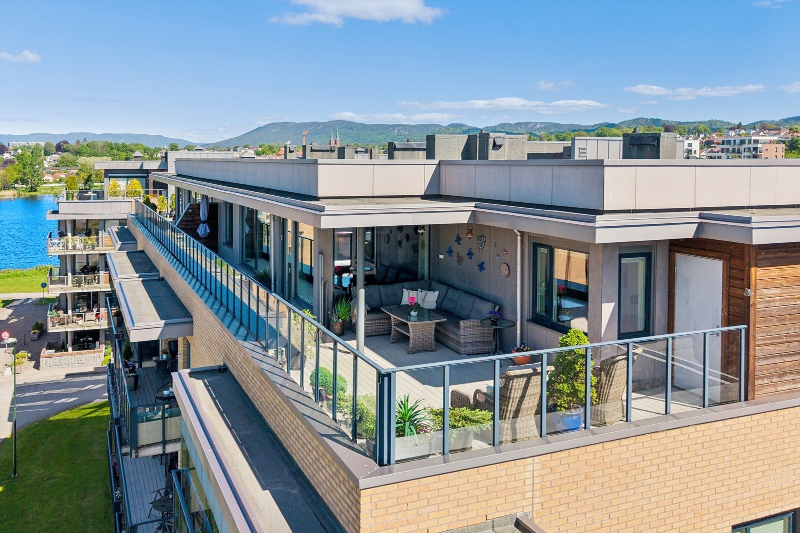 Den store terrassen på 44 m² har gode solforhold fra tidlig ettermiddag til langt utpå kvelden. Galleribilde
