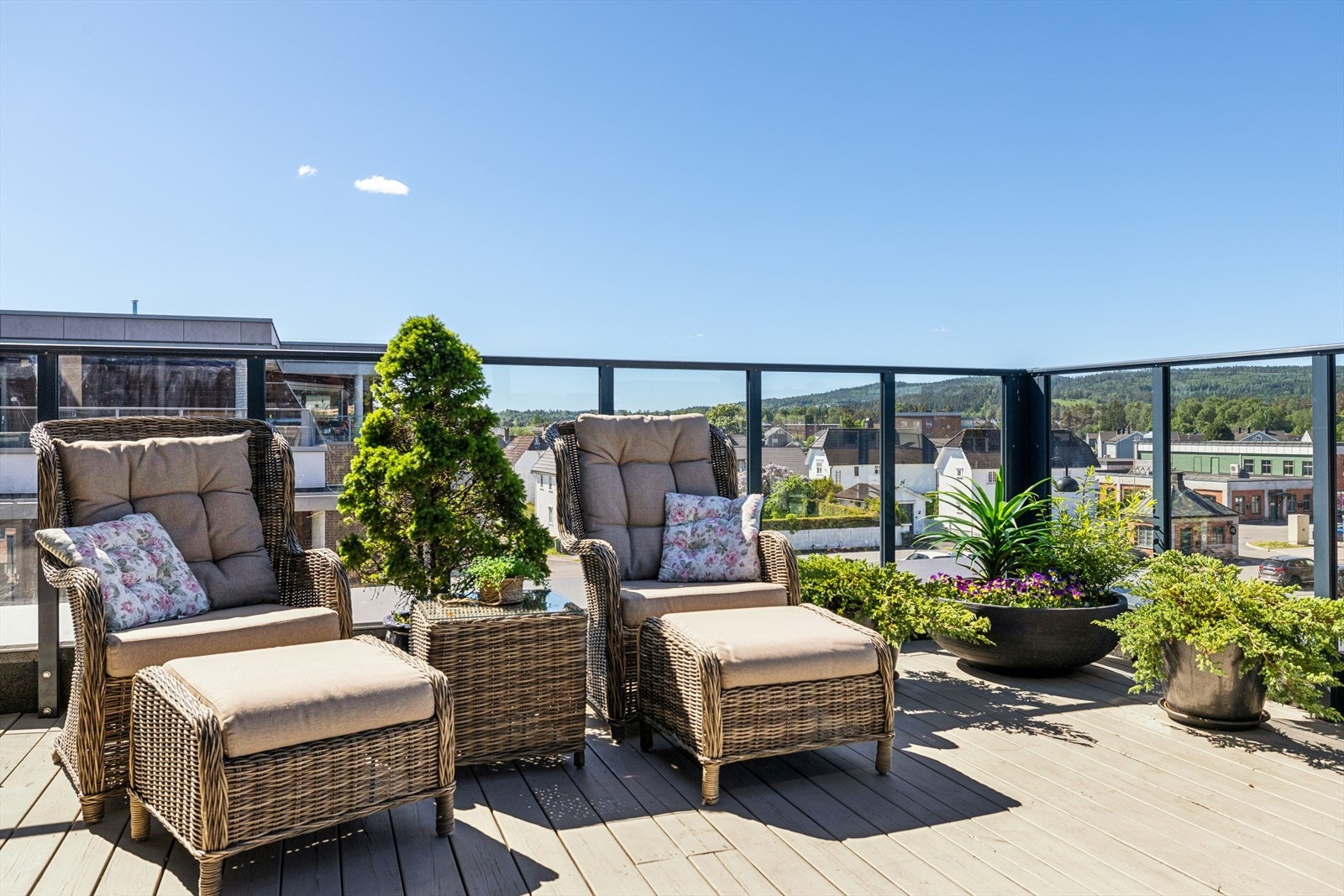 Den åpne delen av terrassen er ideell for å nyte solen. Galleribilde