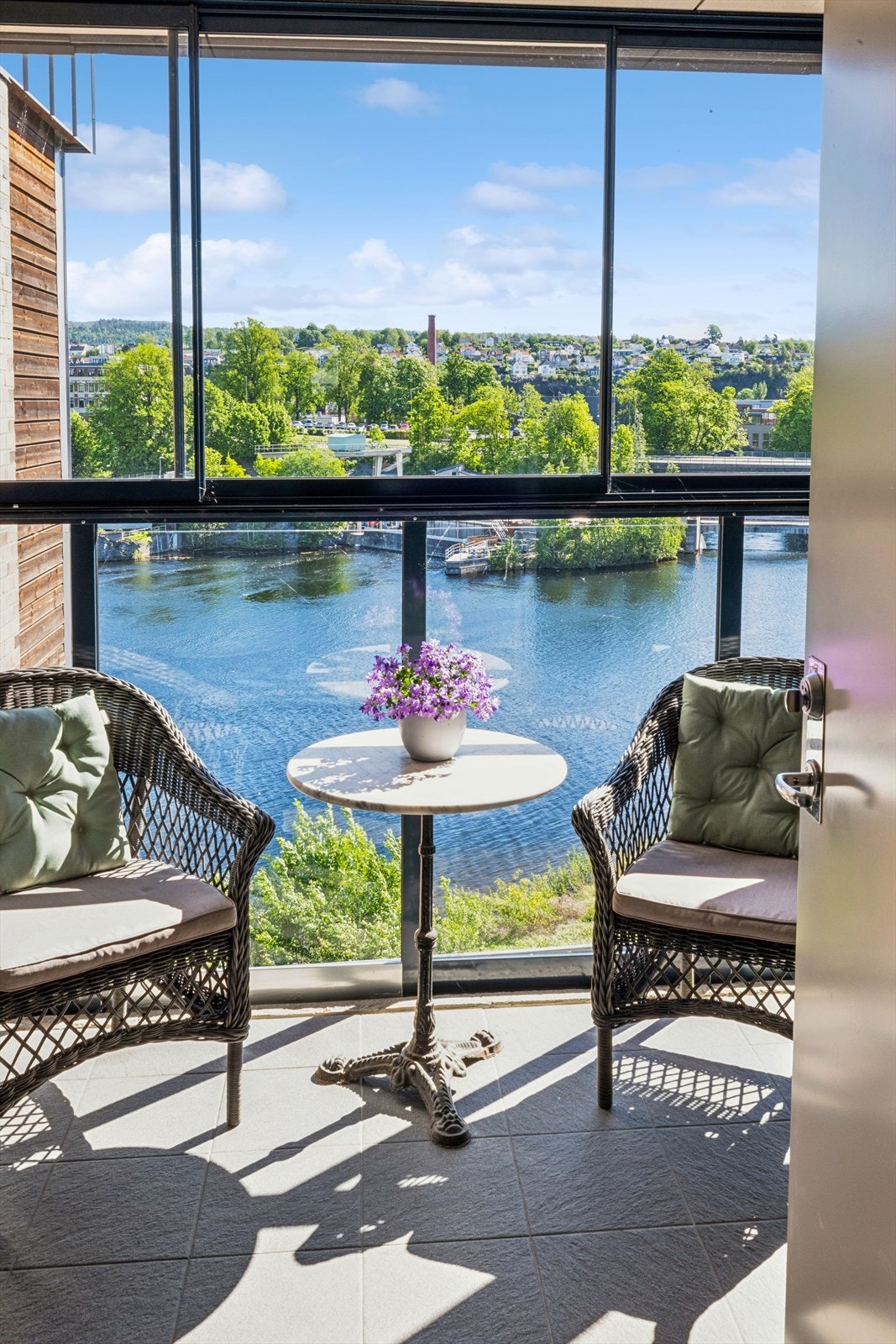 Den innglassede svalgangen ved inngangen fungerer som en ekstra, lun uteplass. Galleribilde