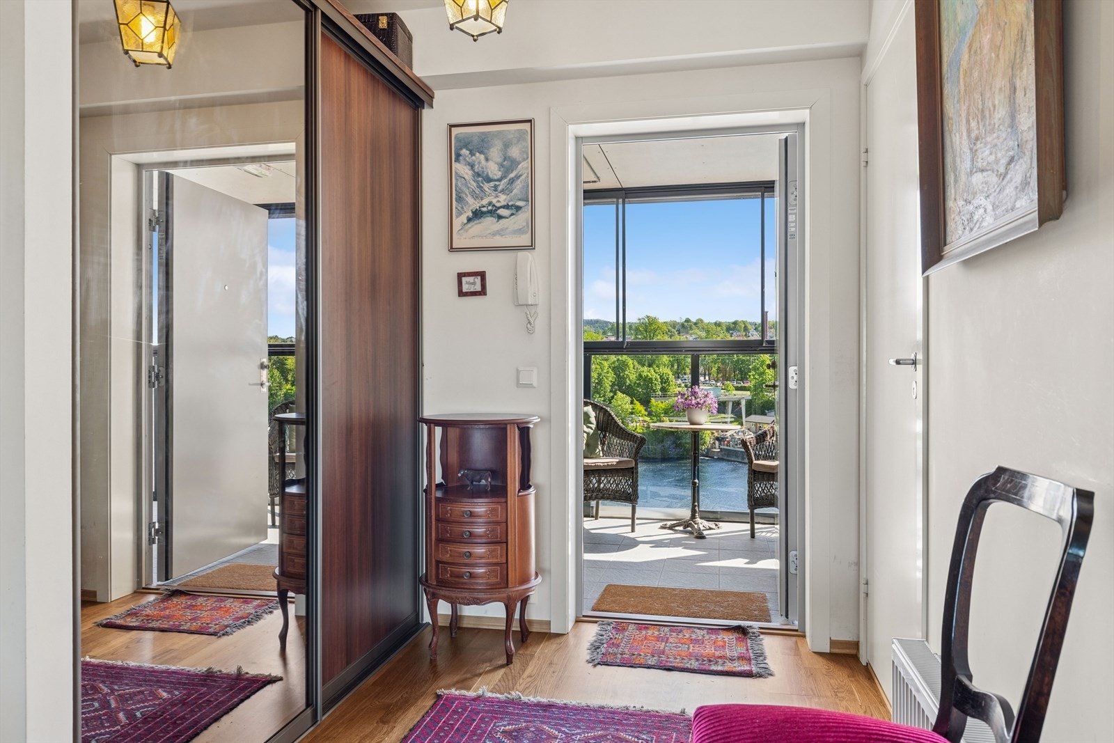 Entréen er utstyrt med skyvedørsgarderobe og dørcalling med portåpner. Galleribilde
