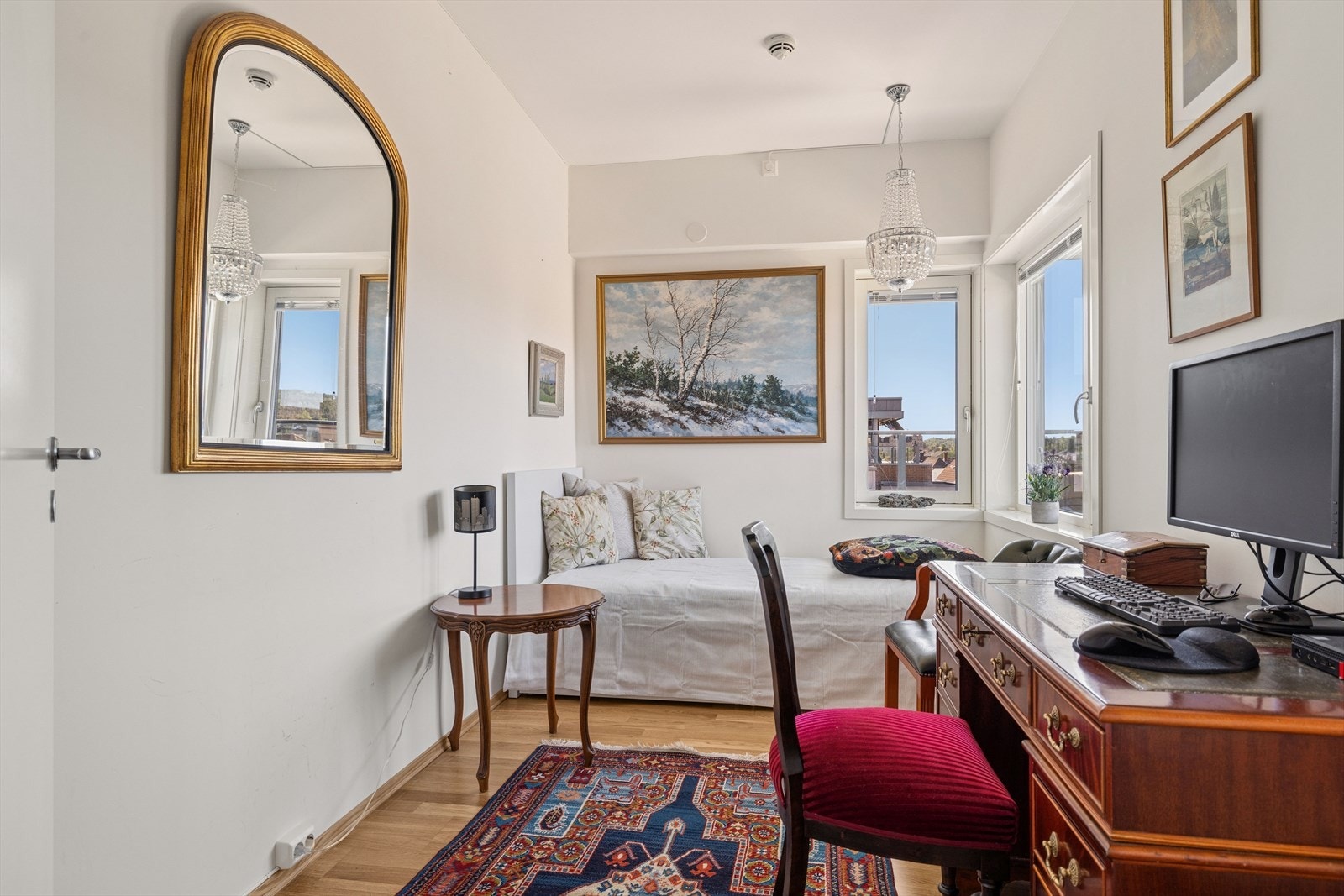 Rommet er lyst og har plass til både seng og arbeidsstasjon. Galleribilde