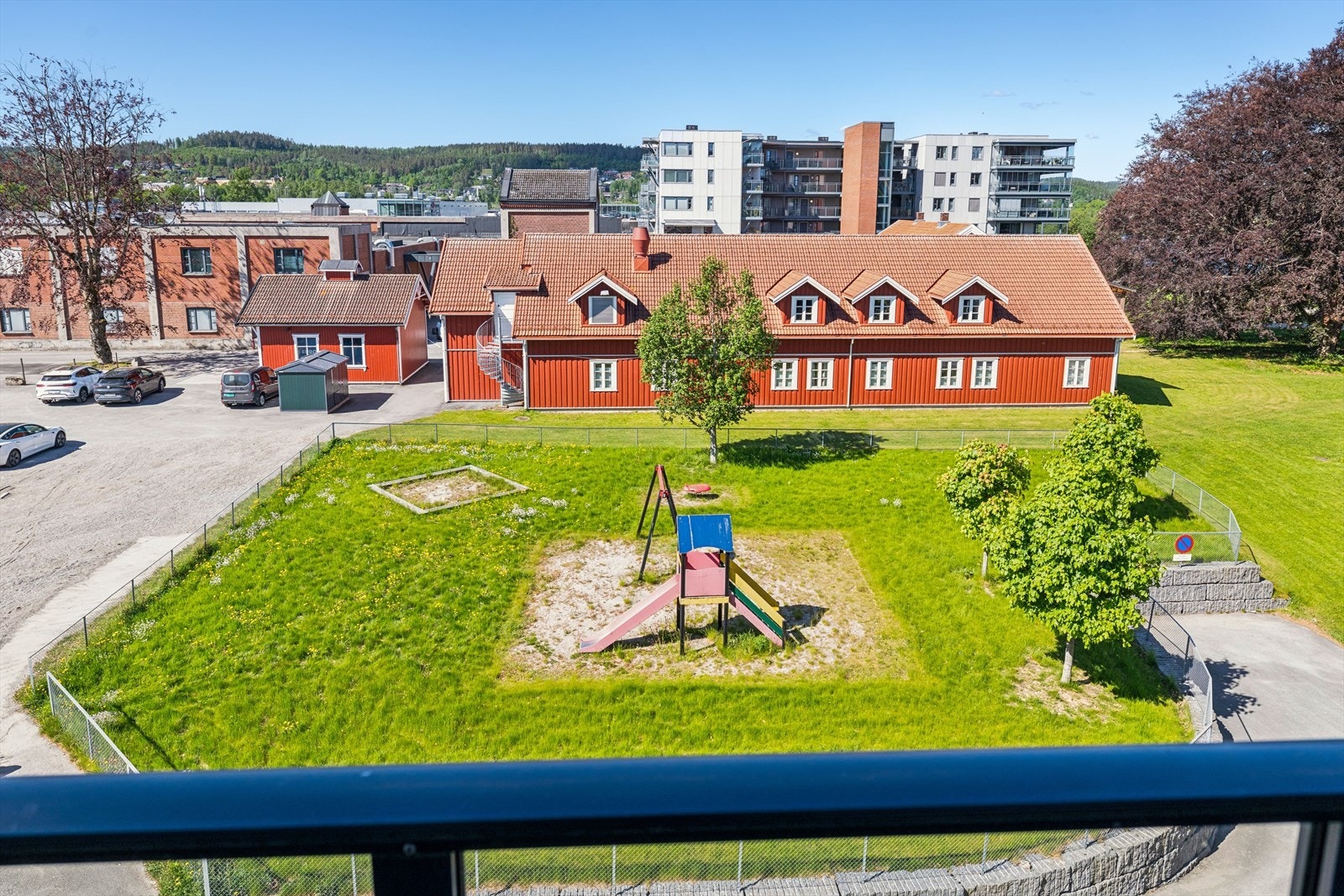 Utsikt fra leiligheten mot nærliggende grøntområder og lekeplass. Galleribilde